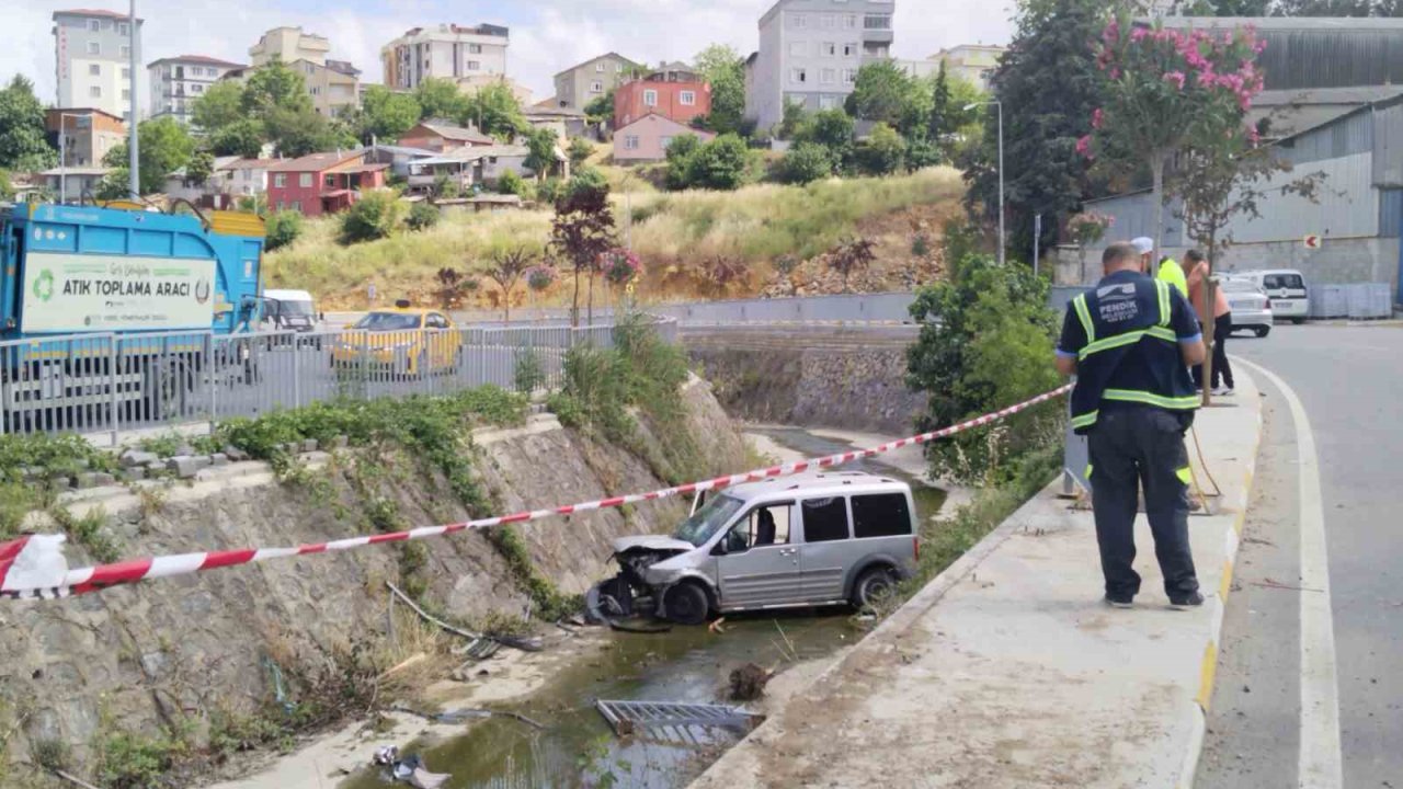 Pendik’te direksiyon hakimiyetini kaybeden sürücü su kanalına uçtu: 1 yaralı