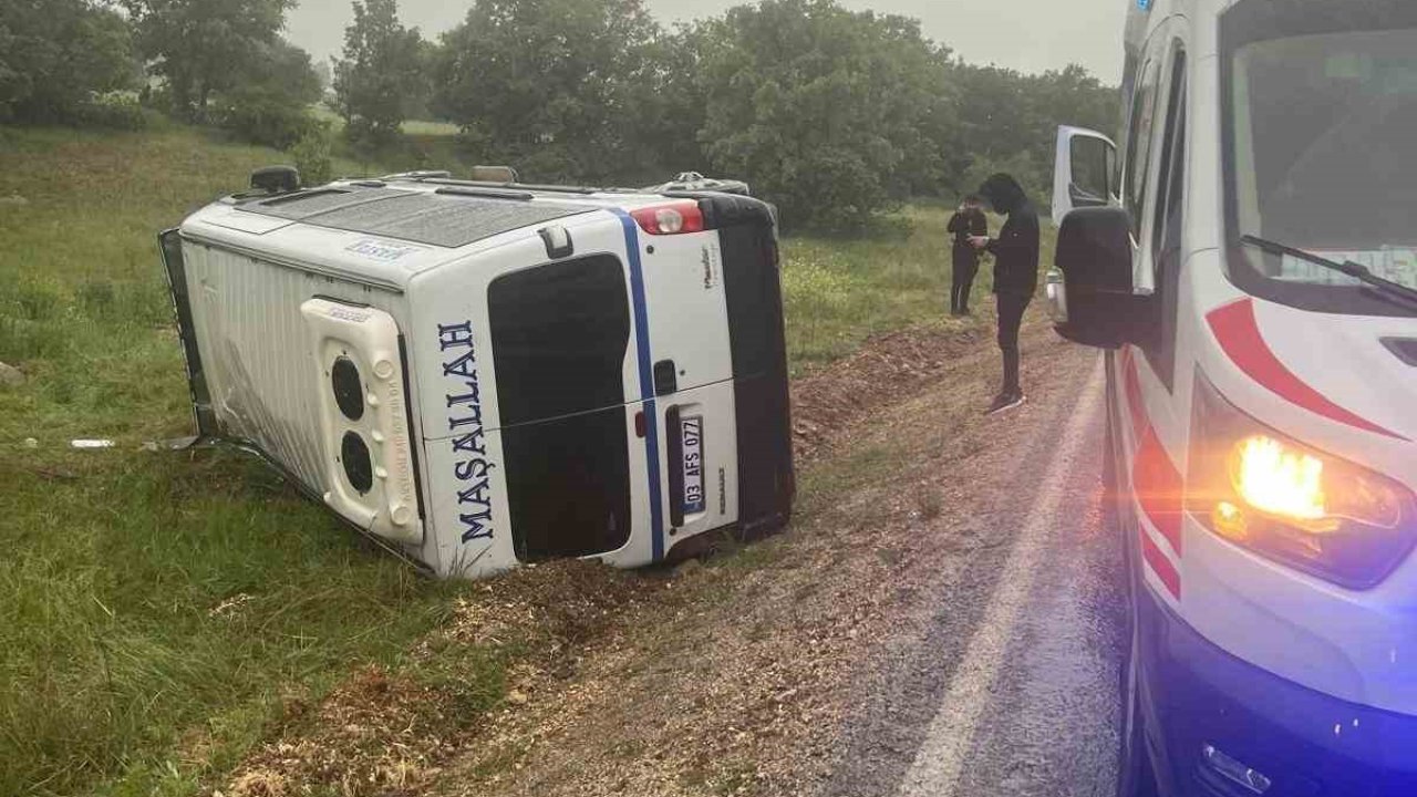 Sera işçisi kadınları taşıyan minibüs devrildi: 14 yaralı