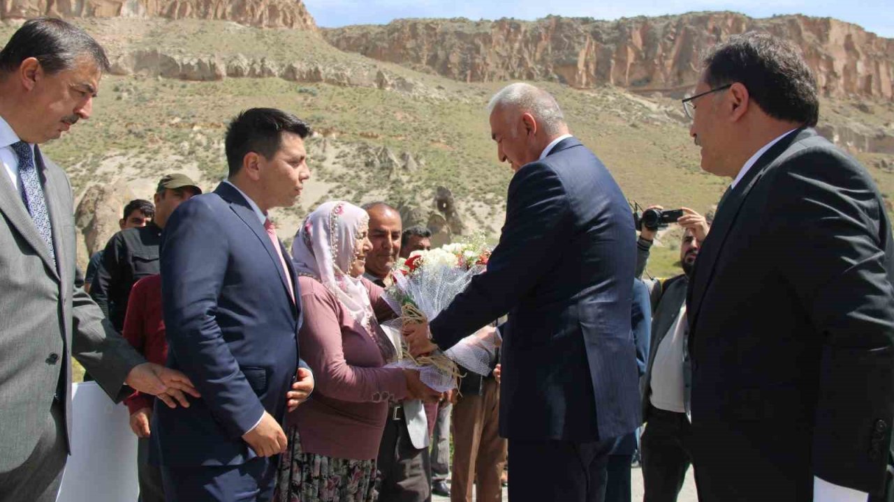 Bakan Ersoy, Kapadokya’nın girişi kapısını gezdi