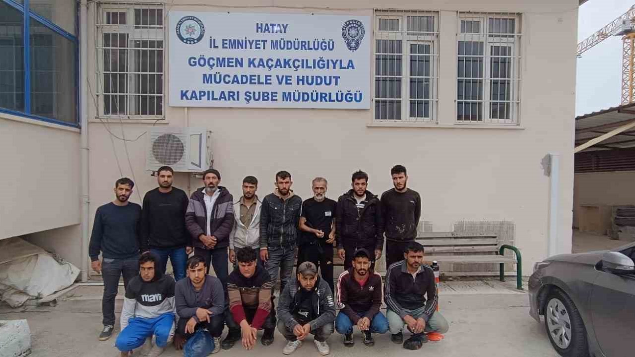 Hafif ticari araca 14 göçmen sığdırdılar