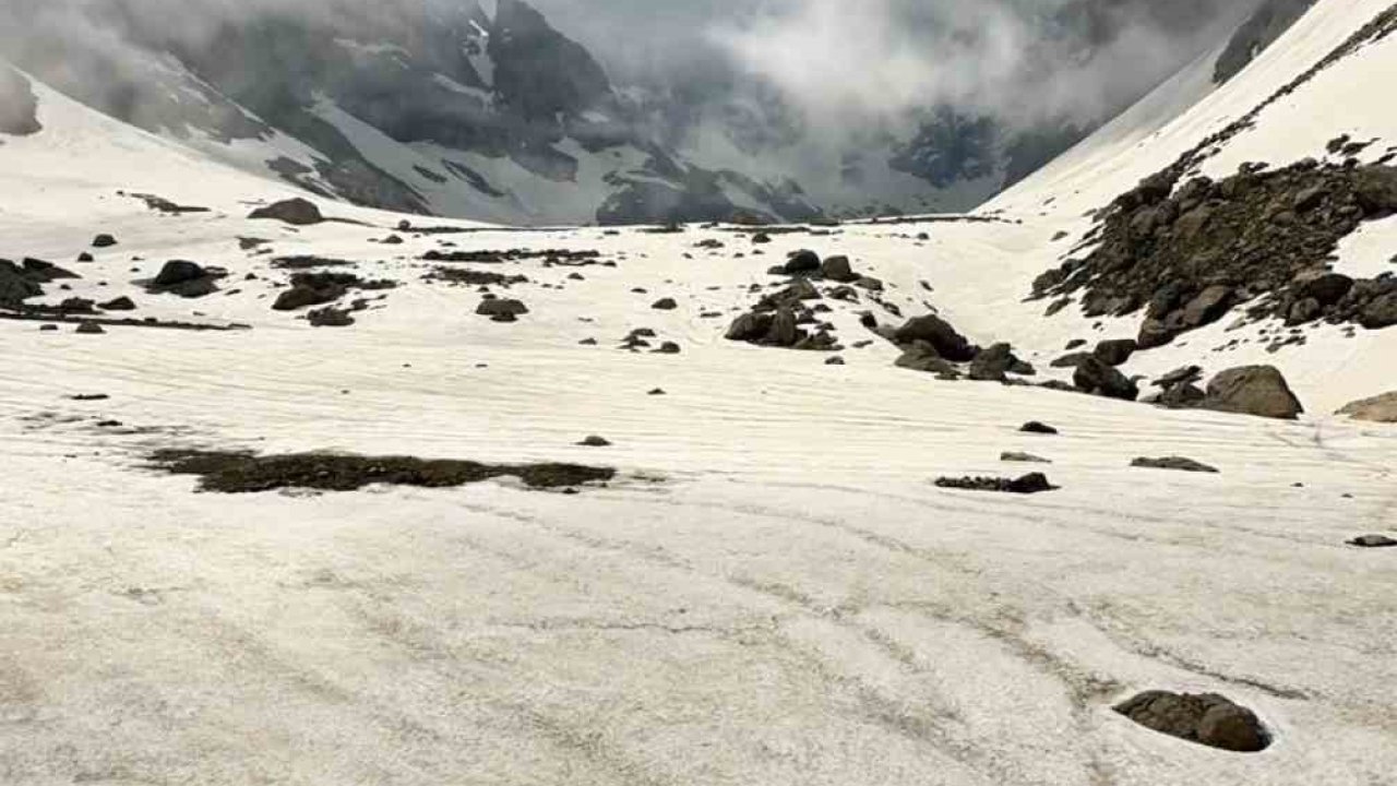Saatlerce çektiği karlı dağların doğası mest etti: Görüntüler Alpler ve Himalayalar’ı aratmadı