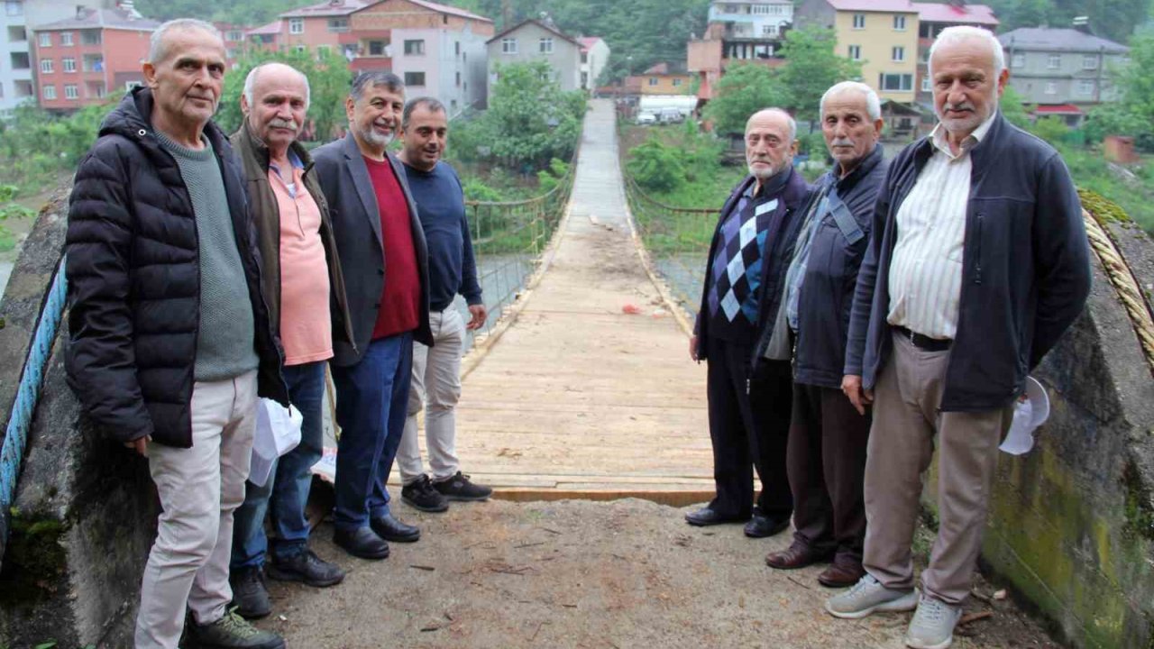 Harşit Çayının ayırdığı köyleri asma ahşap köprü birleştiriyor