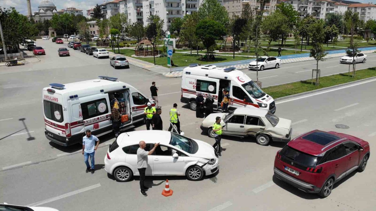 Aksaray’da 2 otomobilin çarpıştığı kazada 4 kişi yaralandı