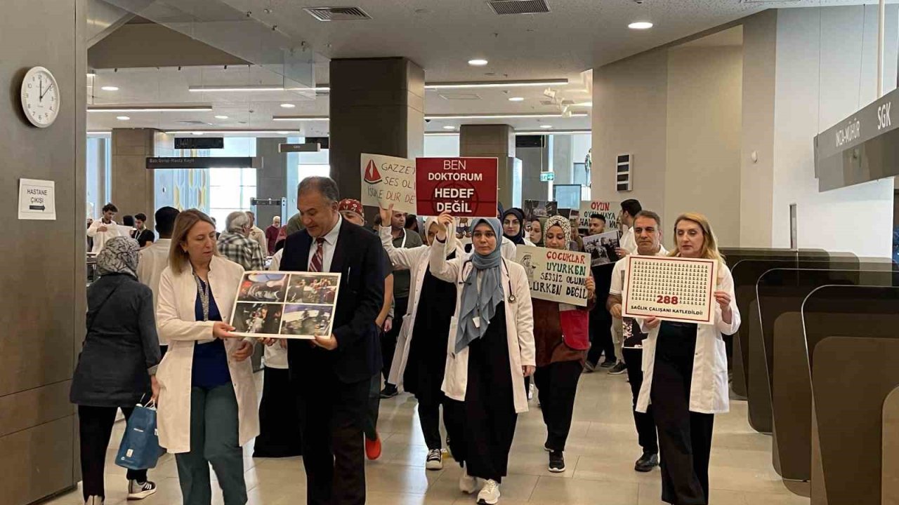 Hastane koridorlarında sessiz yürüyüş ile Gazze’deki katliama dikkat çekildi