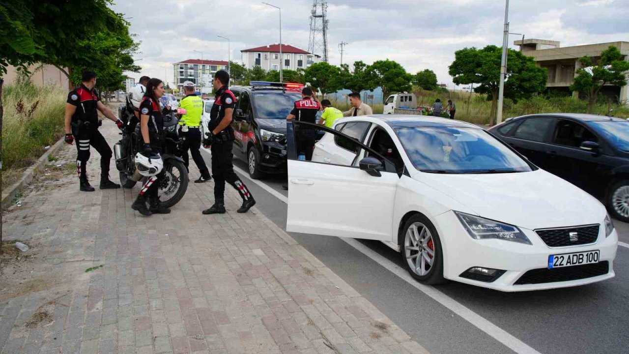 Edirne’de dur ihtarına uymadılar: Otomobilden uyuşturucu attılar