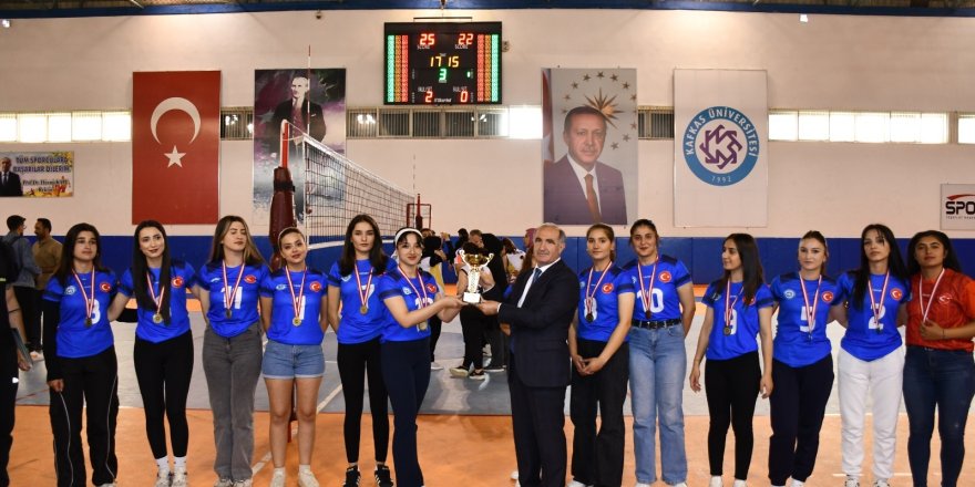 KAÜ Spor Şenliği’nde Dereceye Giren Takımlar Kupalarını Aldı