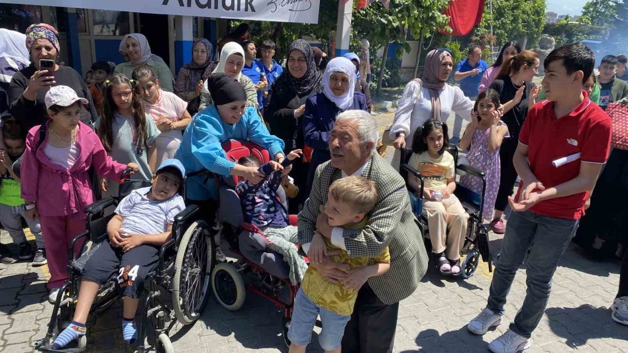 Engelli çocuklar ve aileleri, Türkiye Deniz Canlıları Müzesi’ni ziyaret etti