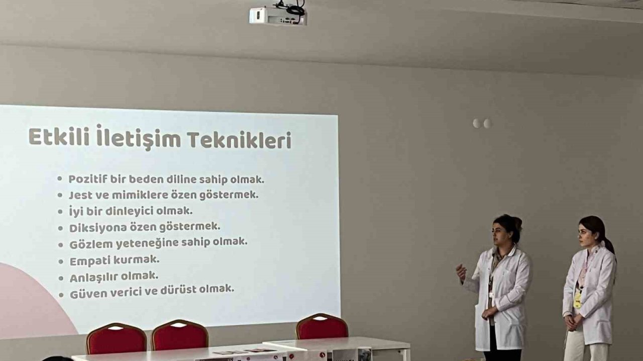 Üniversite öğrencilerinden huzurevi personeline eğitim