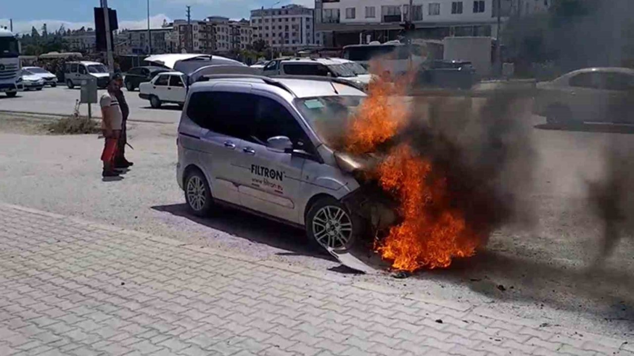 Seyir halindeki araç alevlere teslim oldu