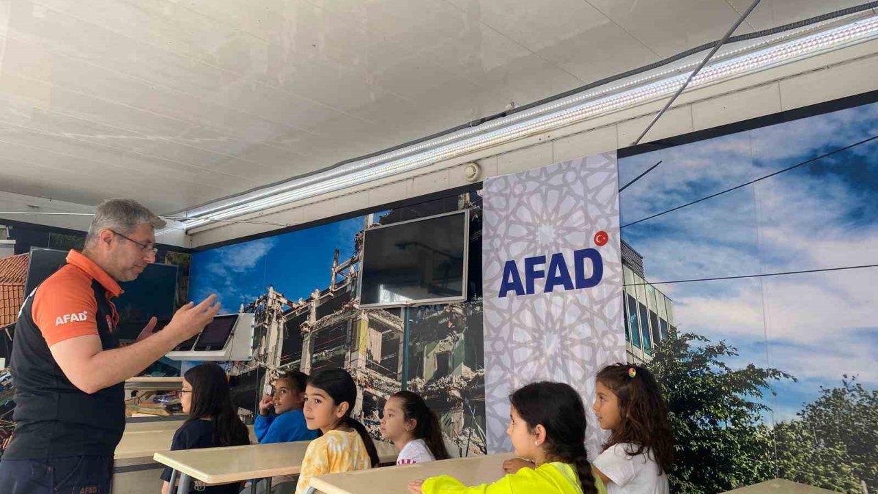 AFAD’ın ‘Deprem Simülasyon Tırı’ Afyonkarahisar’da gençlere tanıtıldı