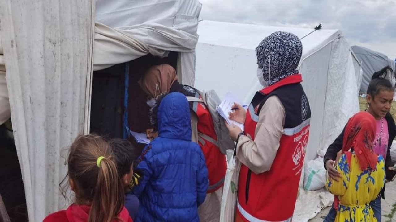 Çadır kentlerde yaşayan mevsimlik işçilere rehberlik yapıldı