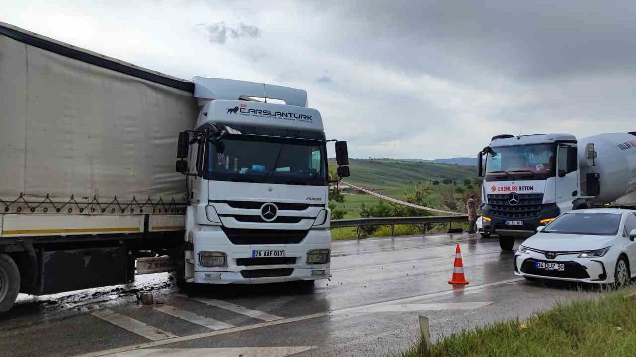 Kayganlaşan yolda makaslayan tır ulaşımı aksattı