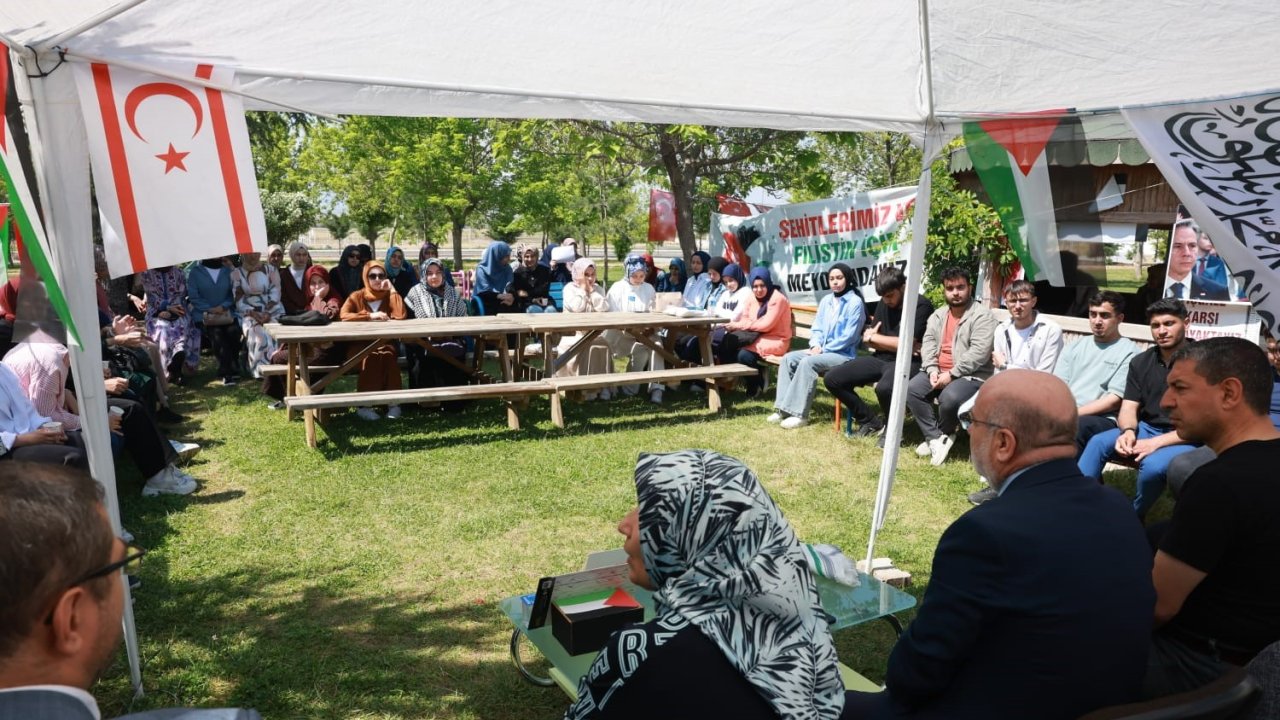 Rektör Karamustafa, öğrencilerin Filistin’le Dayanışma Platformu’nu ziyaret etti