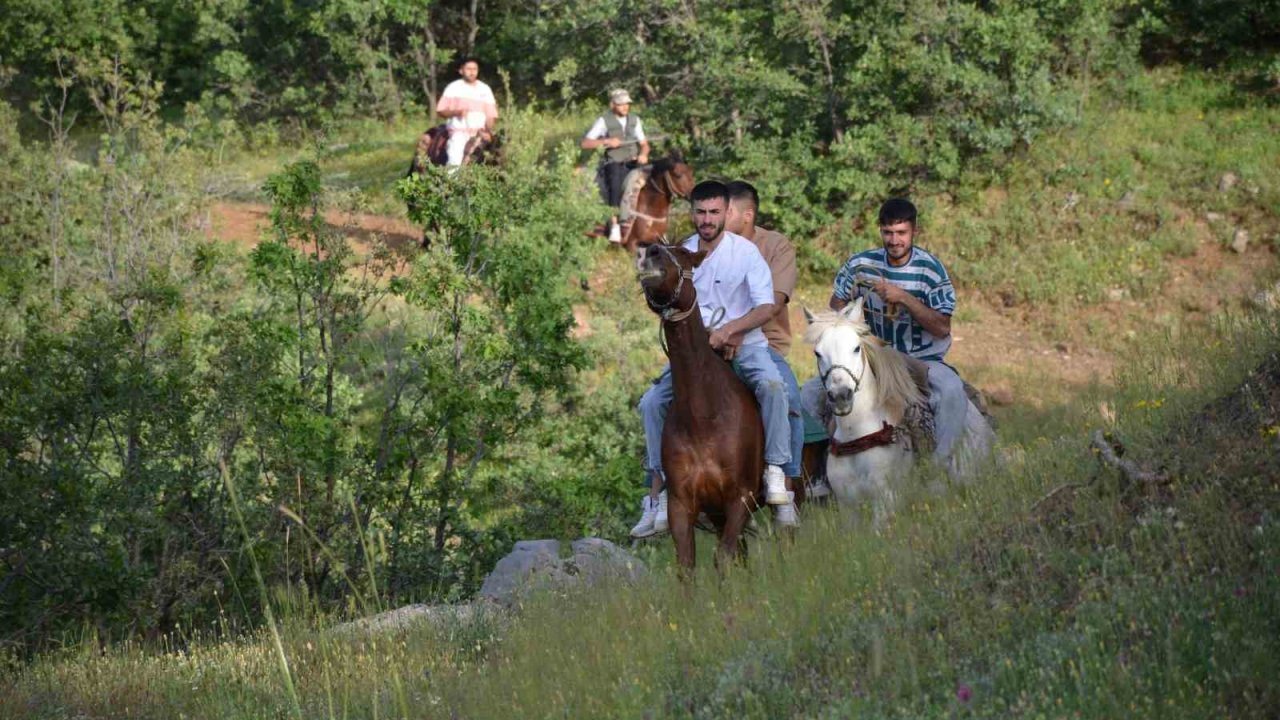 Beytüşşebap’ta atlarla trekking yapıldı