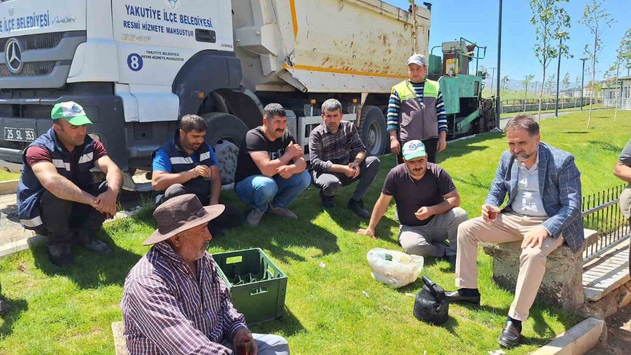 Başkan Uçar, ikindi çayını belediye işçileriyle içti