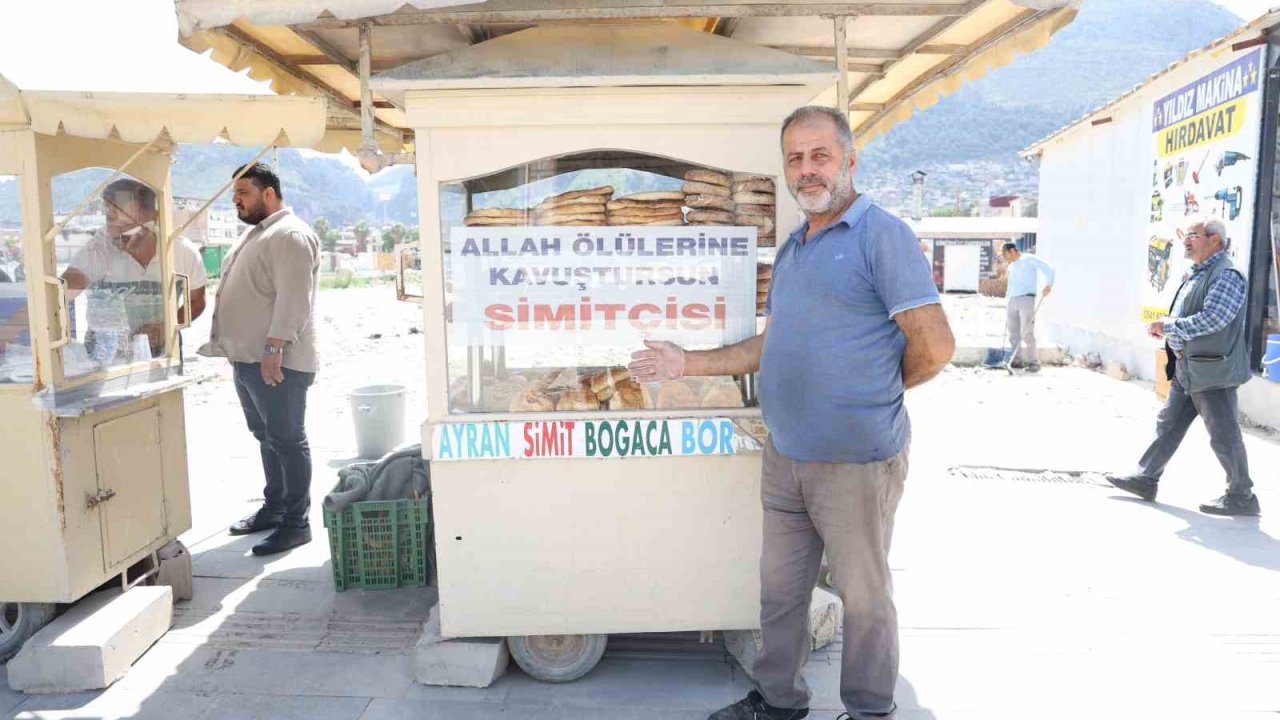 Seyyar aracının camına ‘Allah ölülerine kavuştursun simitçisi’ yazdıran simitçiyi gören bir daha bakıyor