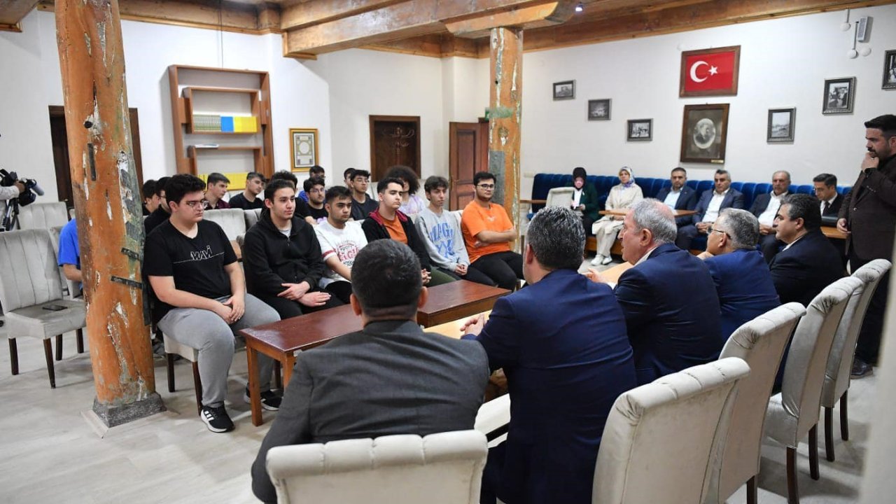 Başkan Büyükkılıç, Talas Gençlik Merkezi’nde gençlerle bir araya geldi