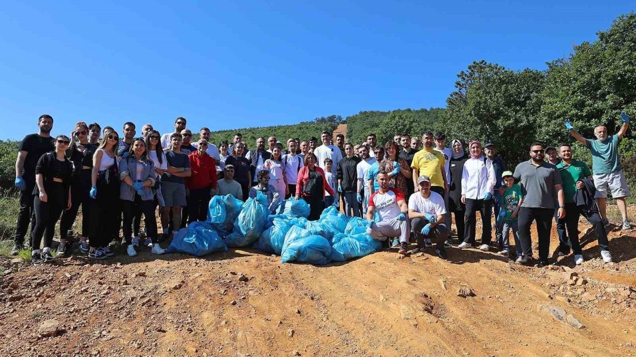 Ataşehirliler doğa yürüyüşünde atık topladılar