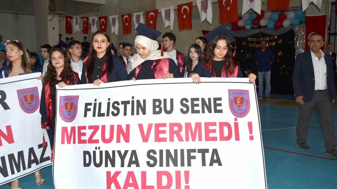 Liseli öğrenciler mezuniyette İsrail’i protesto etti