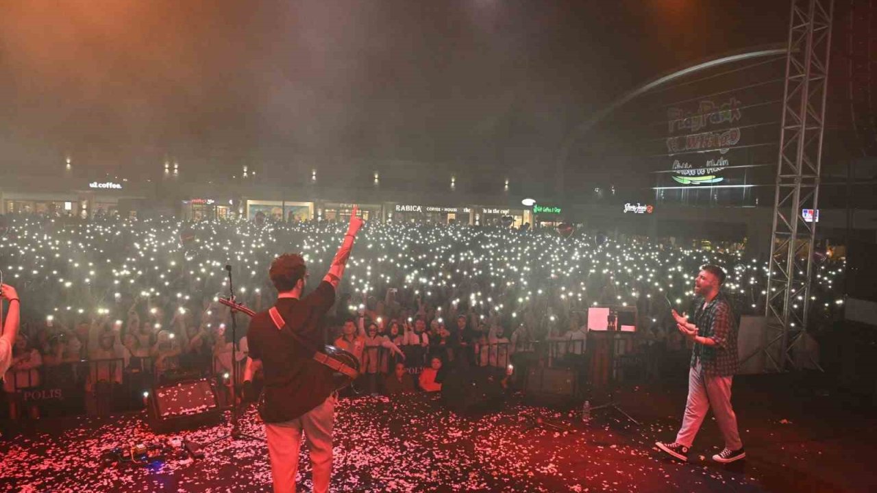 İkilem, Gül Festivali’nde Ispartalılara unutulmaz gece yaşattı