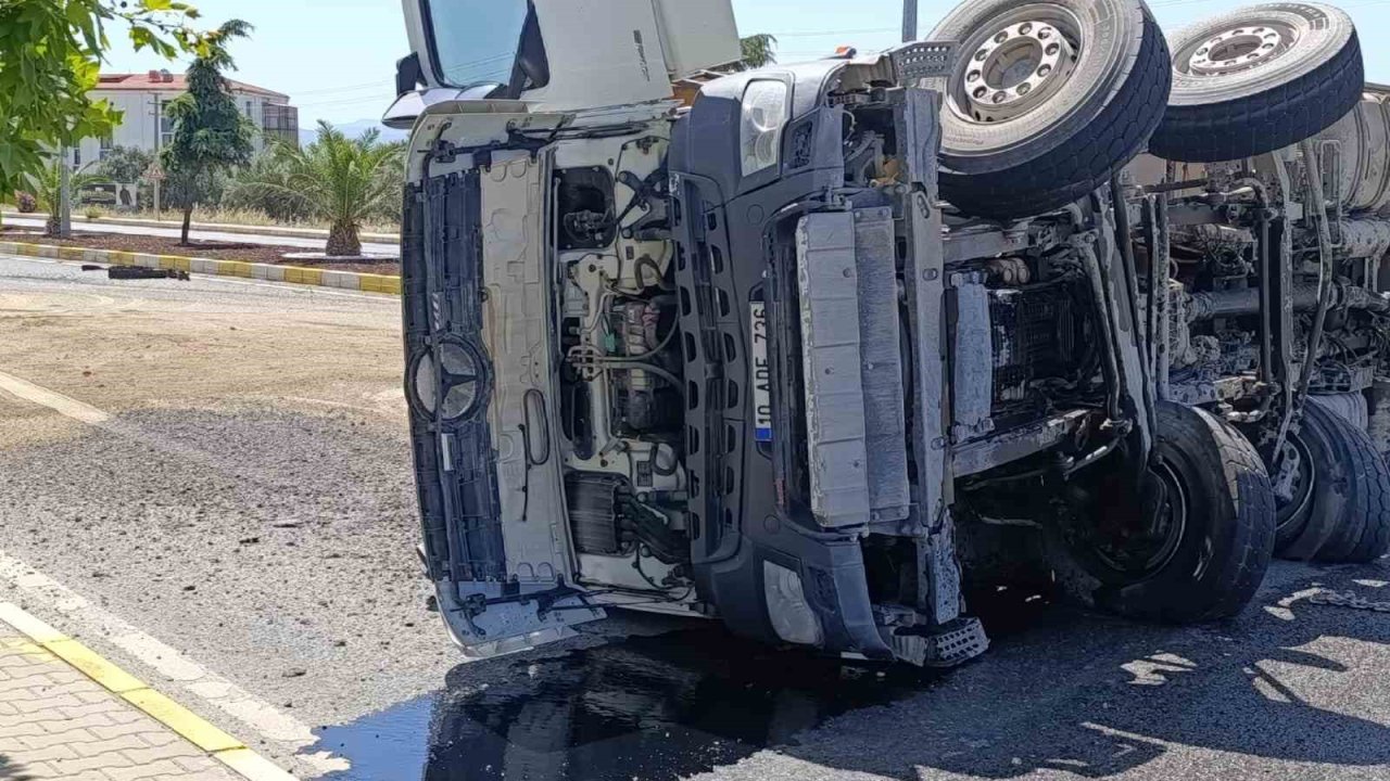 Edremit’te lastiği patlayan tır karayolunu trafiğe kapattı