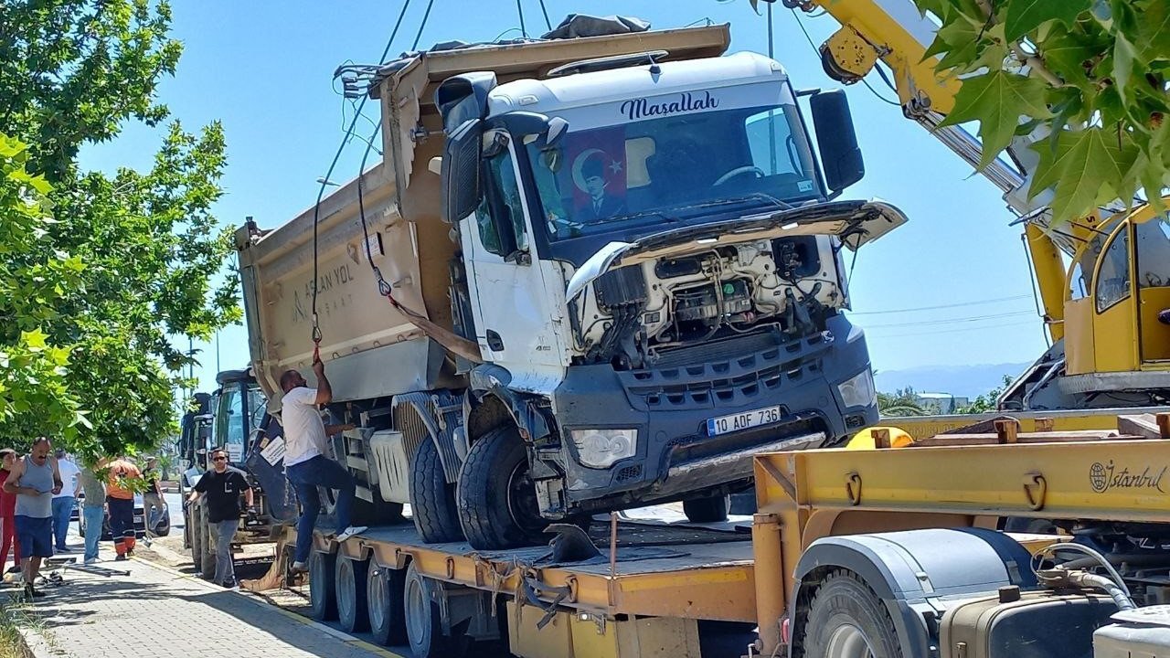 Devrilen kamyonun kapattığı İzmir-Çanakkale kara yolu yeniden trafiğe açıldı