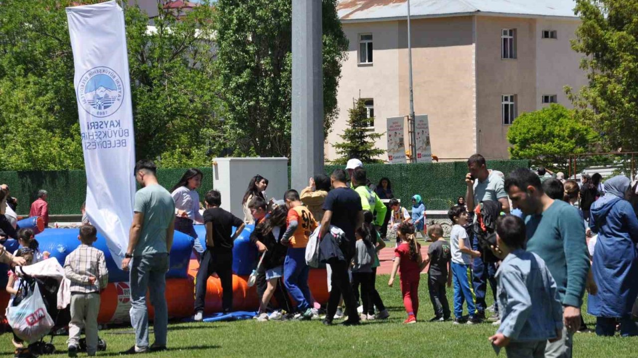 Kars’ta Çocuk Şenliği’ne yoğun ilgi