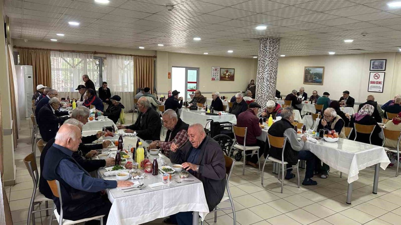 Adanalı kebapçı sosyal projelerle binlerce kişiye ulaşıyor