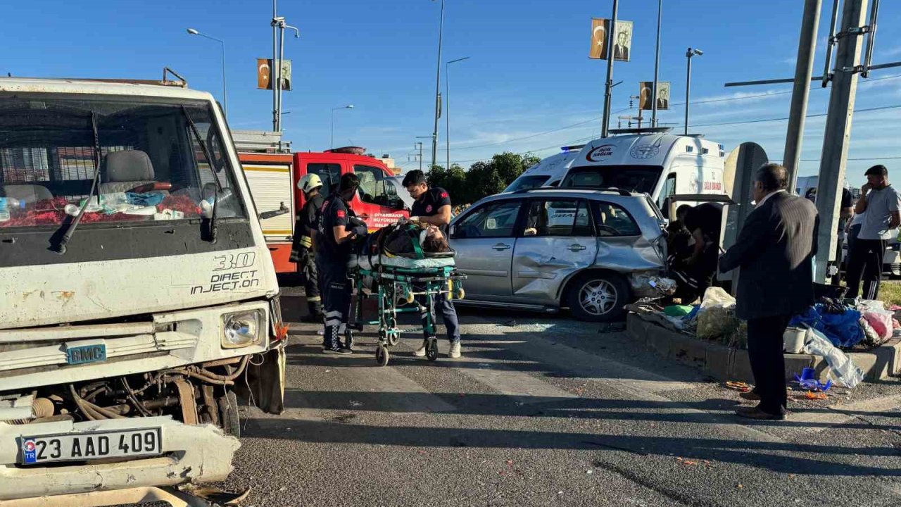 Diyarbakır’da otomobil ile pikap kavşakta çarpıştı: 4 yaralı