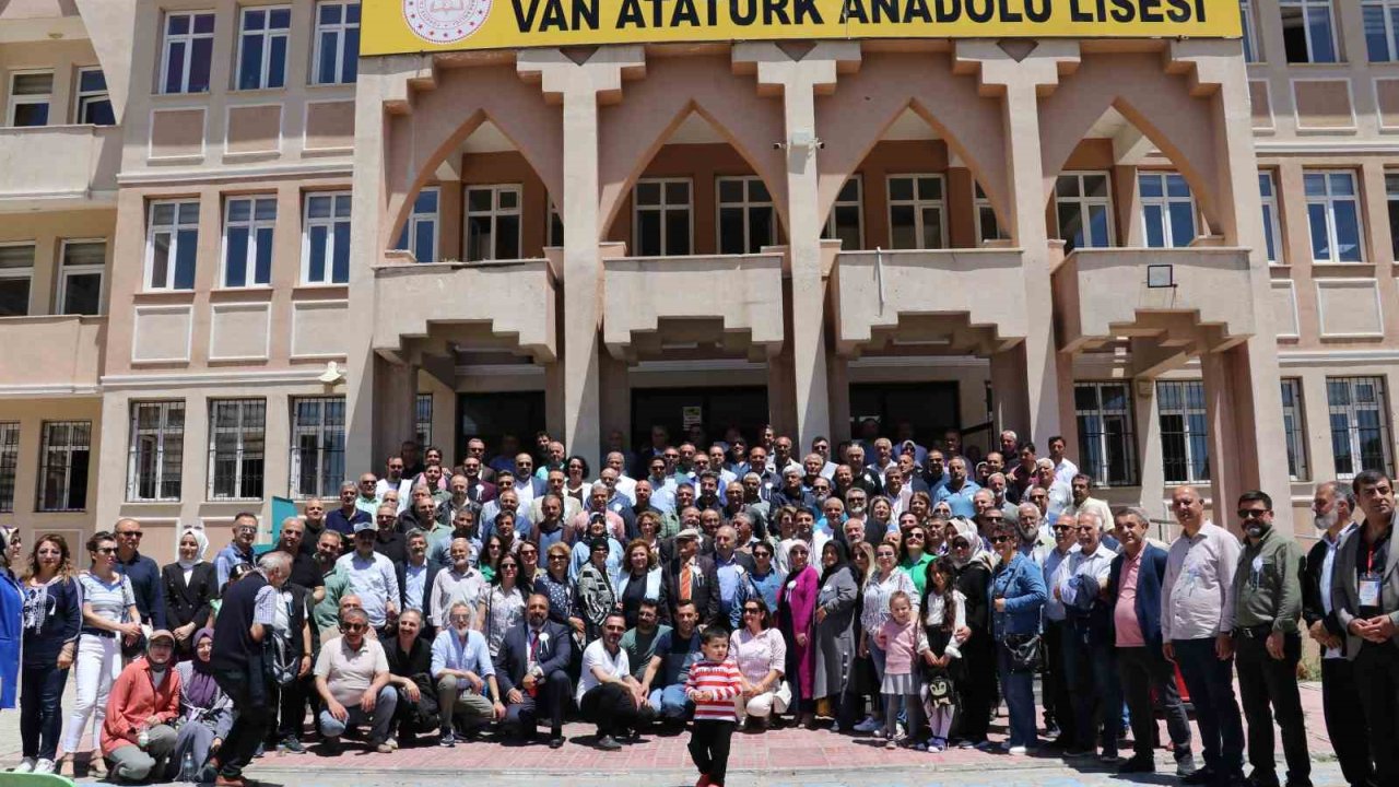 Van Atatürk Lisesi mezunları bir araya geldi