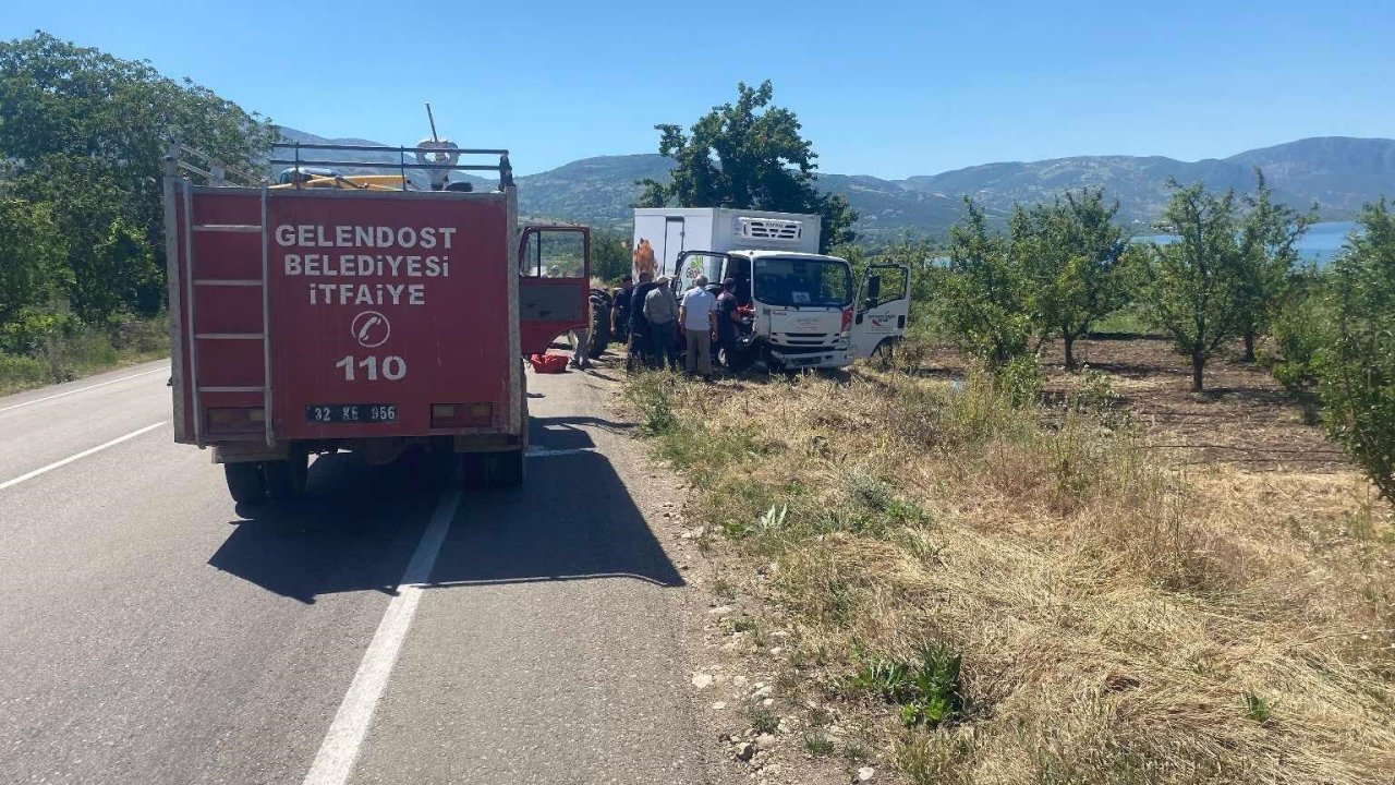 Traktör ile kamyonet çarpıştı: 3 yaralı