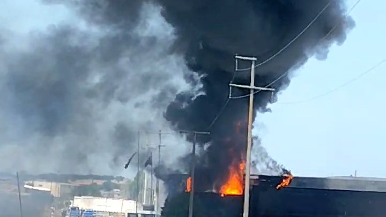 Silivri’de bulunan bir boya fabrikasında henüz belirlenemeyen bir nedenle yangın çıktı. Olay yerine çok sayıda itfaiye ekipleri sevk edildi. Ekiplerin yangına müdahalesi devam ediyor.