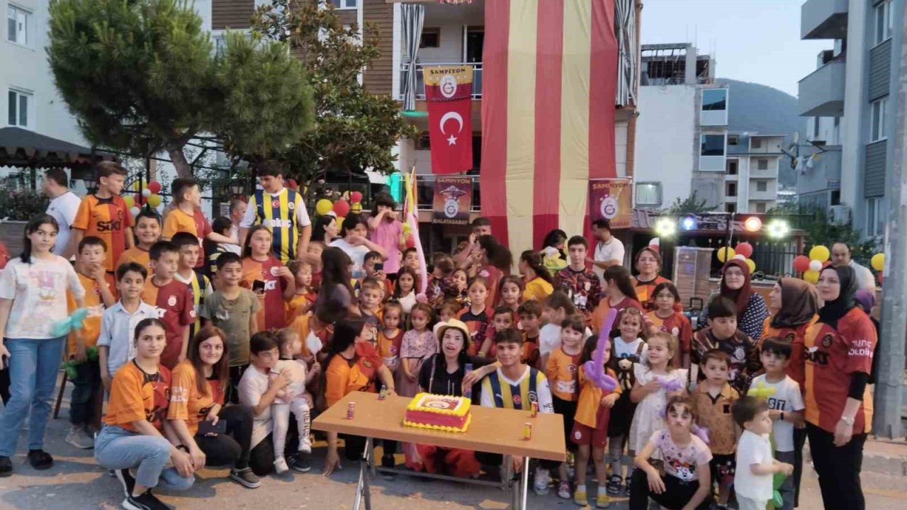 Galatasaray ve Fenerbahçeli minikler 24. şampiyonluğu birlikte kutladı