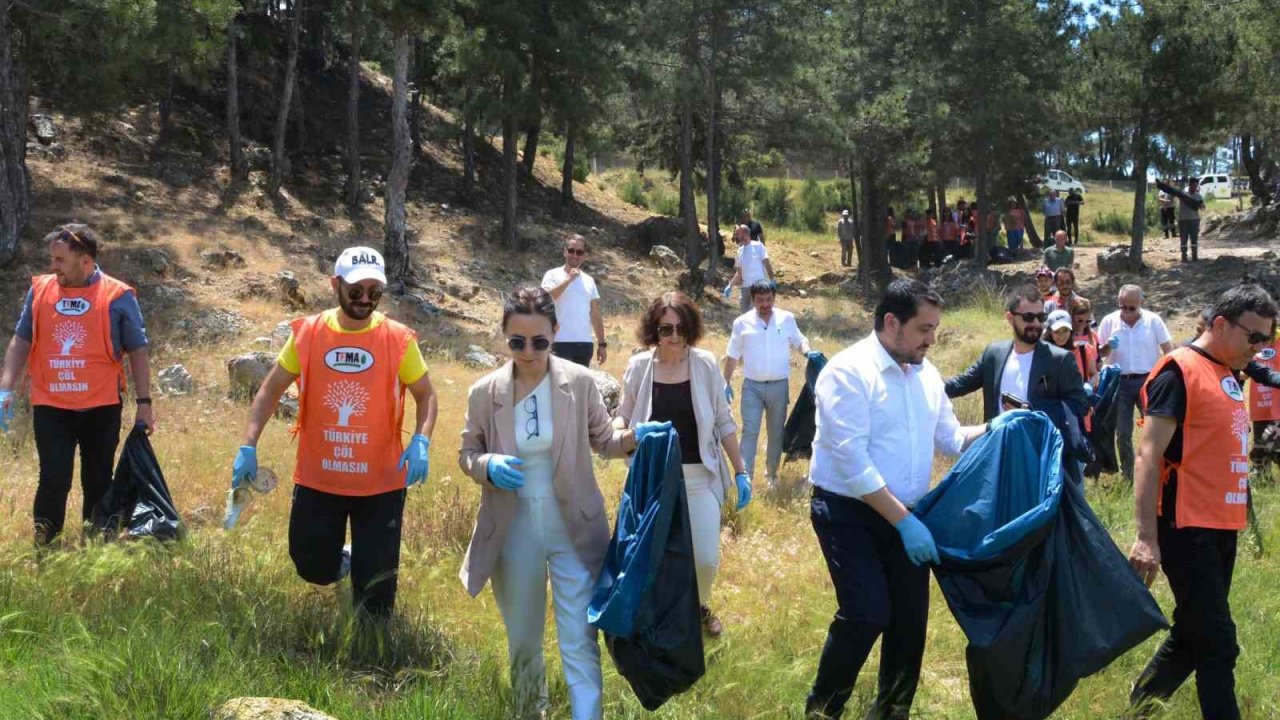 Uşak’ta Karaağaç Göledinde temizlik etkinliği yapıldı