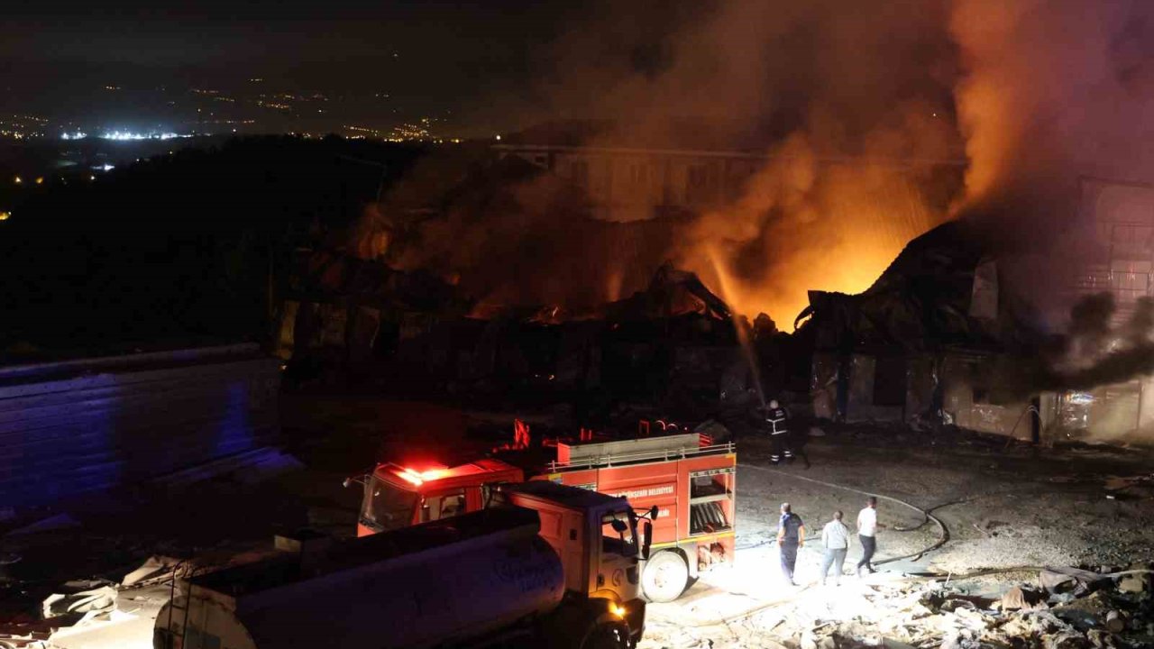 İşçilerin kaldığı 3 katlı prefabrik yatakhane alevlere teslim oldu