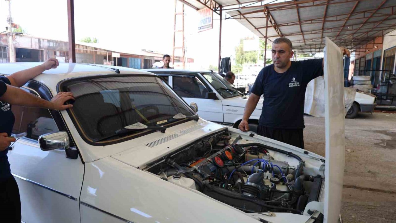 Adana sıcağına dayanamayan vatandaşlar eski araçlarına ev tipi klima taktırıyor