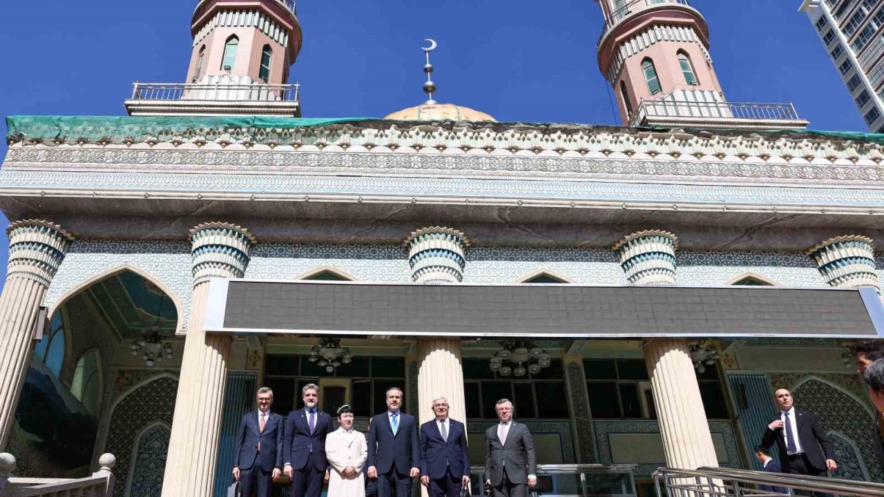 Bakan Fidan, Urumçi’de Yanghang Camii ziyaret etti ve çarşı gezdi