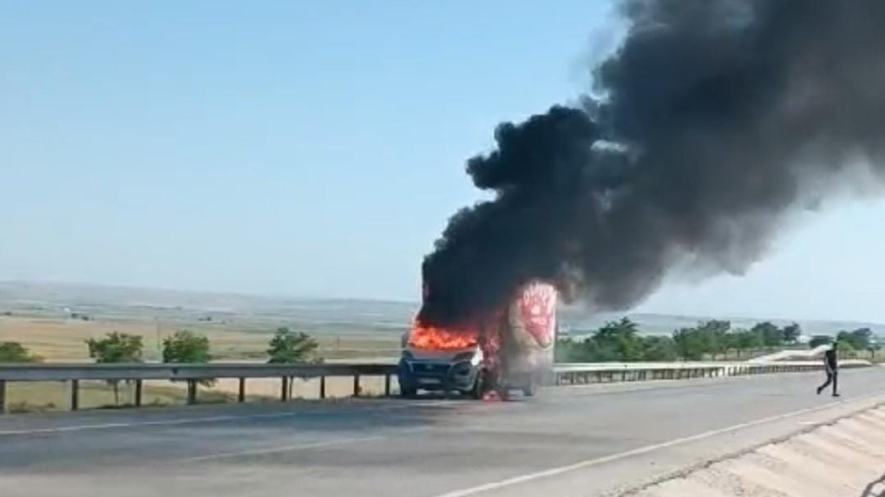 Ekmek dağıtım aracı yanarak kullanılmaz hale geldi