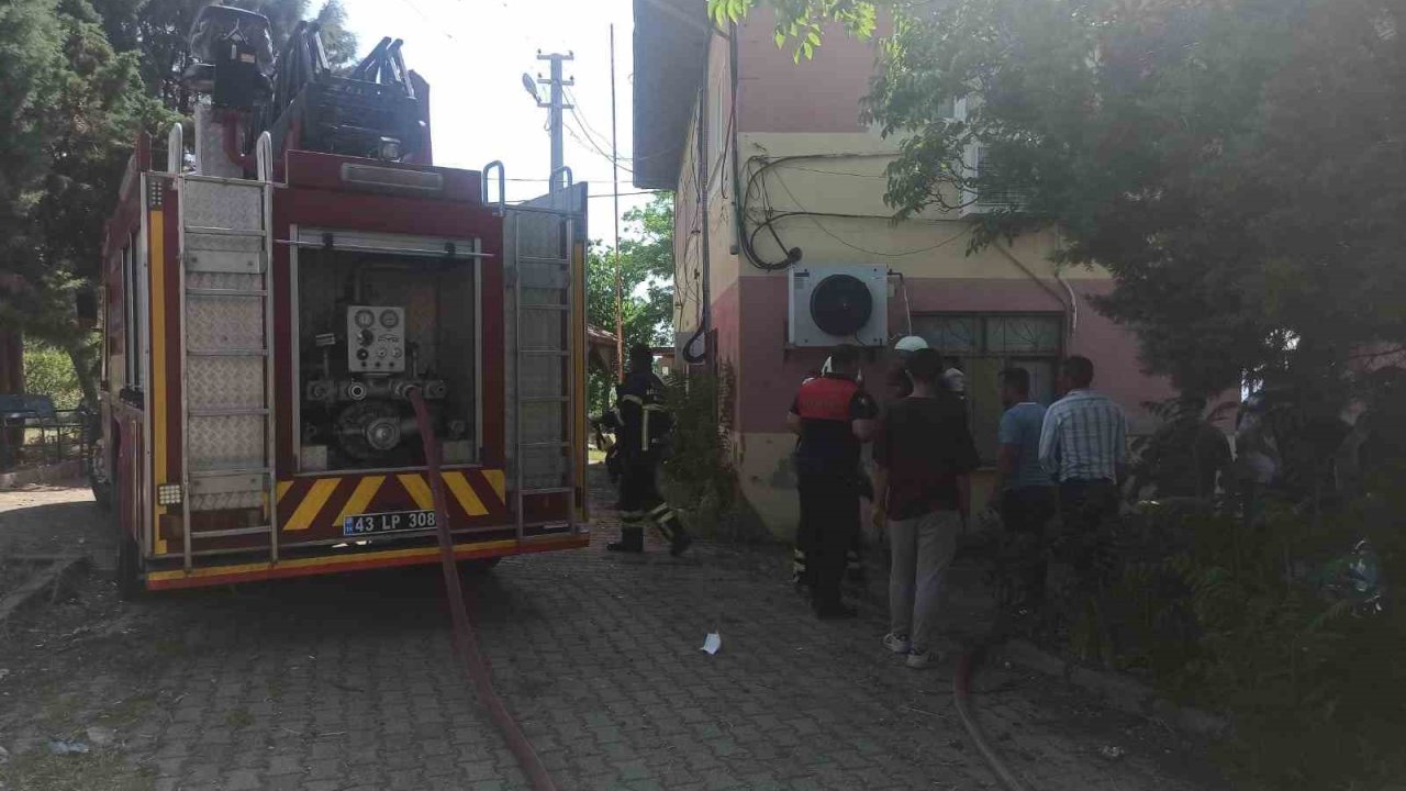 Gediz’de yangında bina kullanılamaz hale geldi