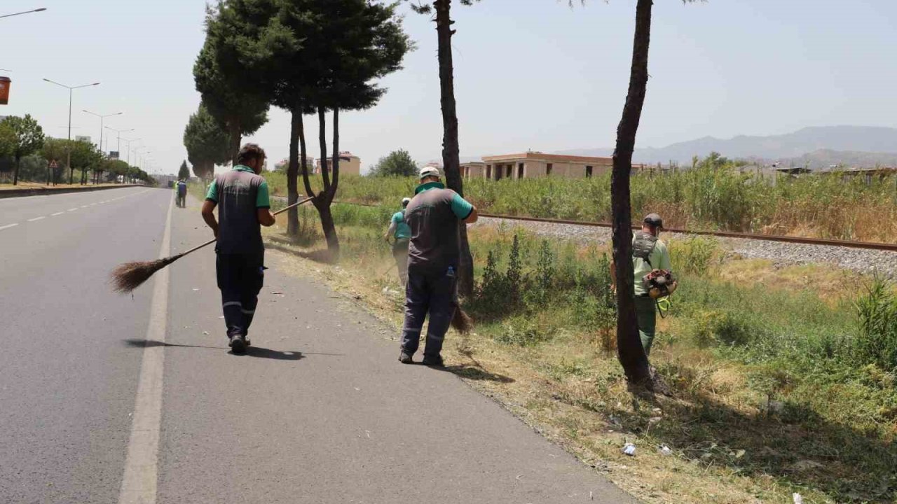 Nazilli Belediyesi’nin çalışmalarıyla karayolu temizlendi