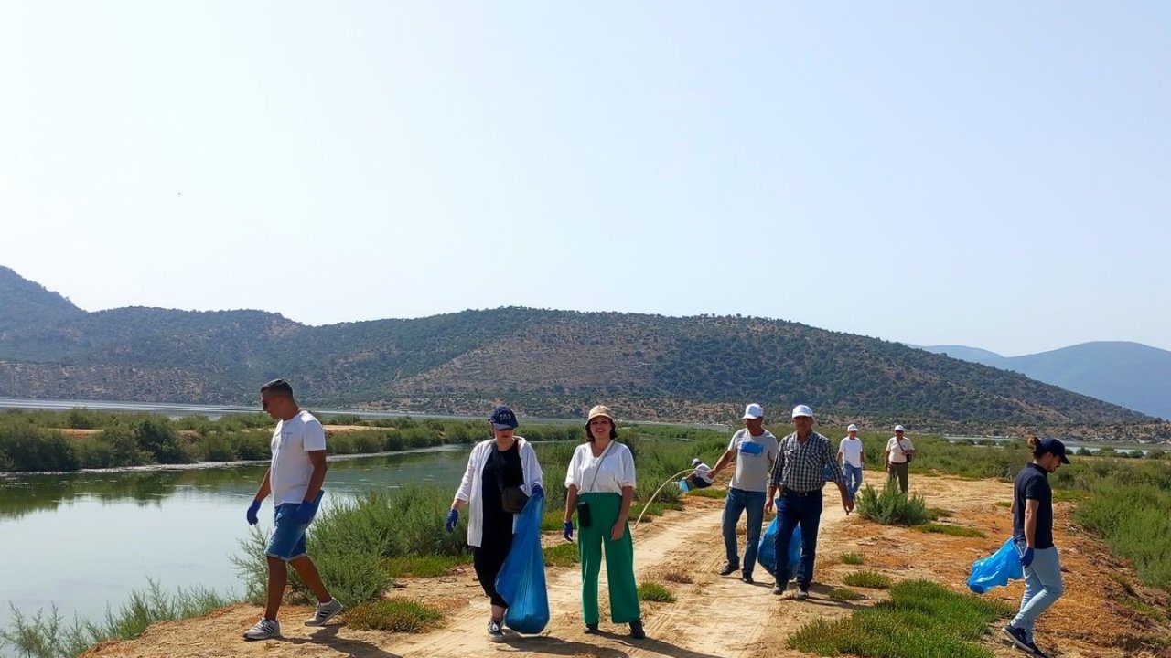 Bafa Gölü’nden bir kamyon çöp çıktı