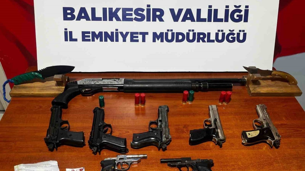 Halının içine saklanan uyuşturucu taciri yakayı ele verdi