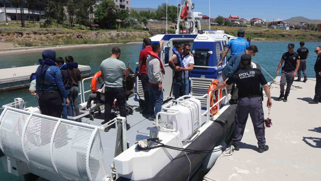 Özel öğrenciler polis botuyla Van Gölü’nü gezdi