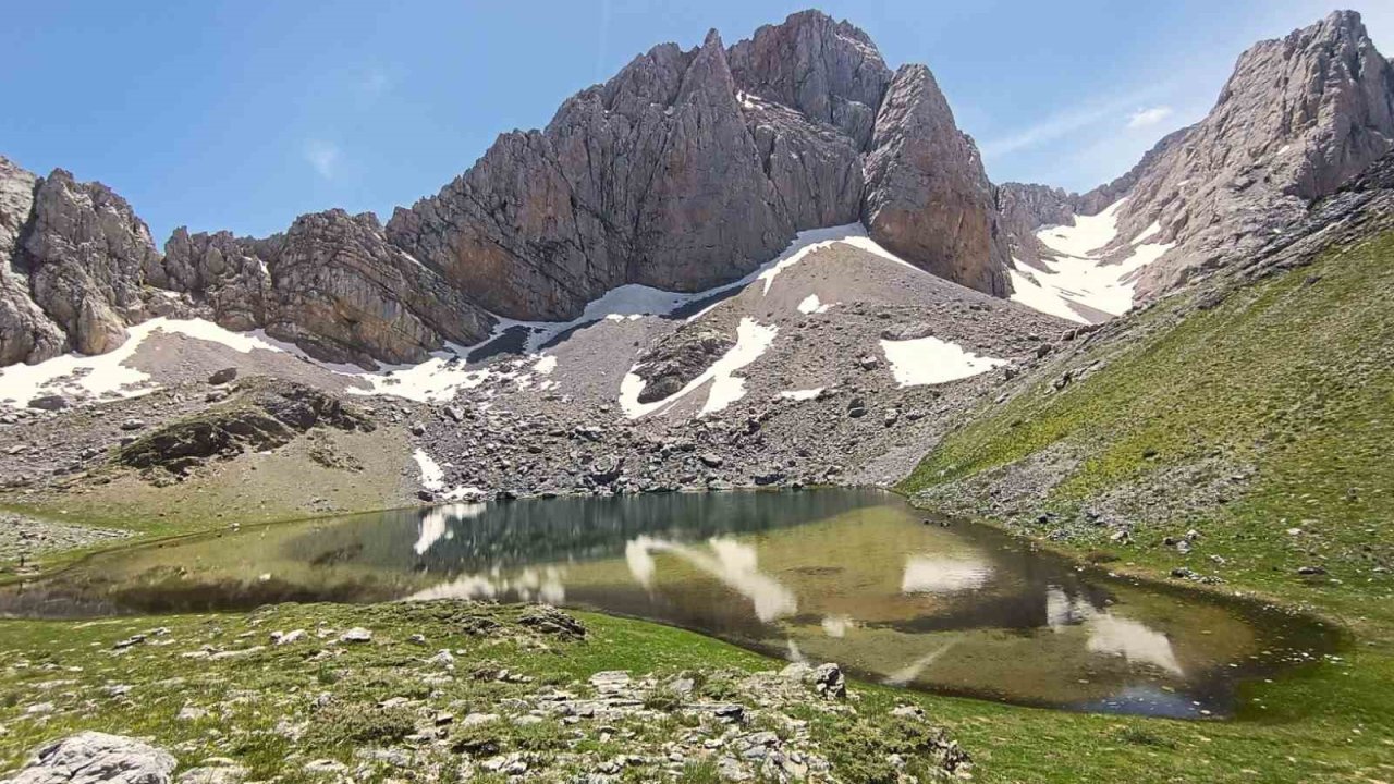 Anamas Dağı’ndaki Karagöl, dağcıların ilgi odağı