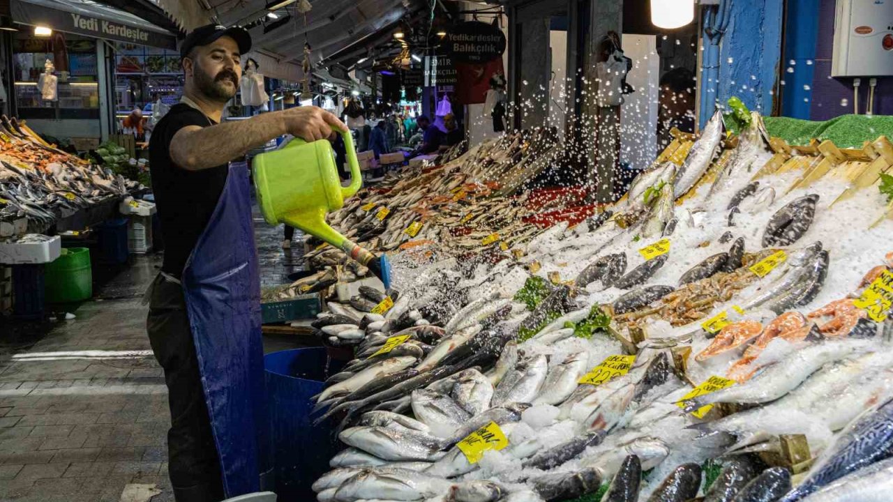 İzmir’de ticaretin kalbinin attığı sokak: Tarihi Havra Sokağı