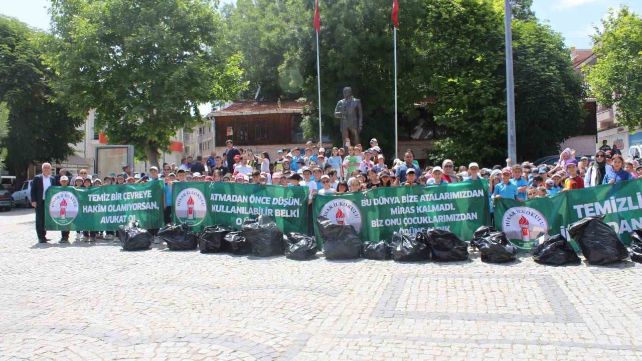 Domaniç’te  ilkokul öğrencilerinin çevre temizliği etkinliği