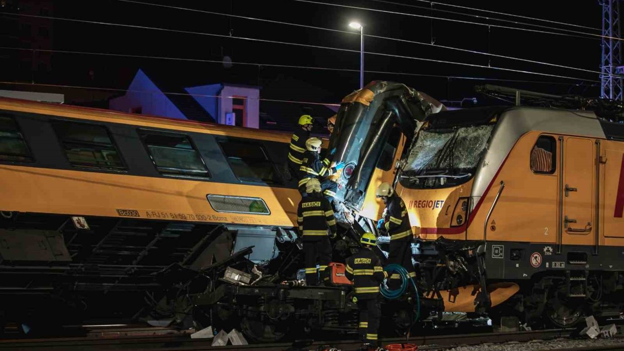 Çekya’da iki tren kafa kafaya çarpıştı: 4 ölü, 22 yaralı