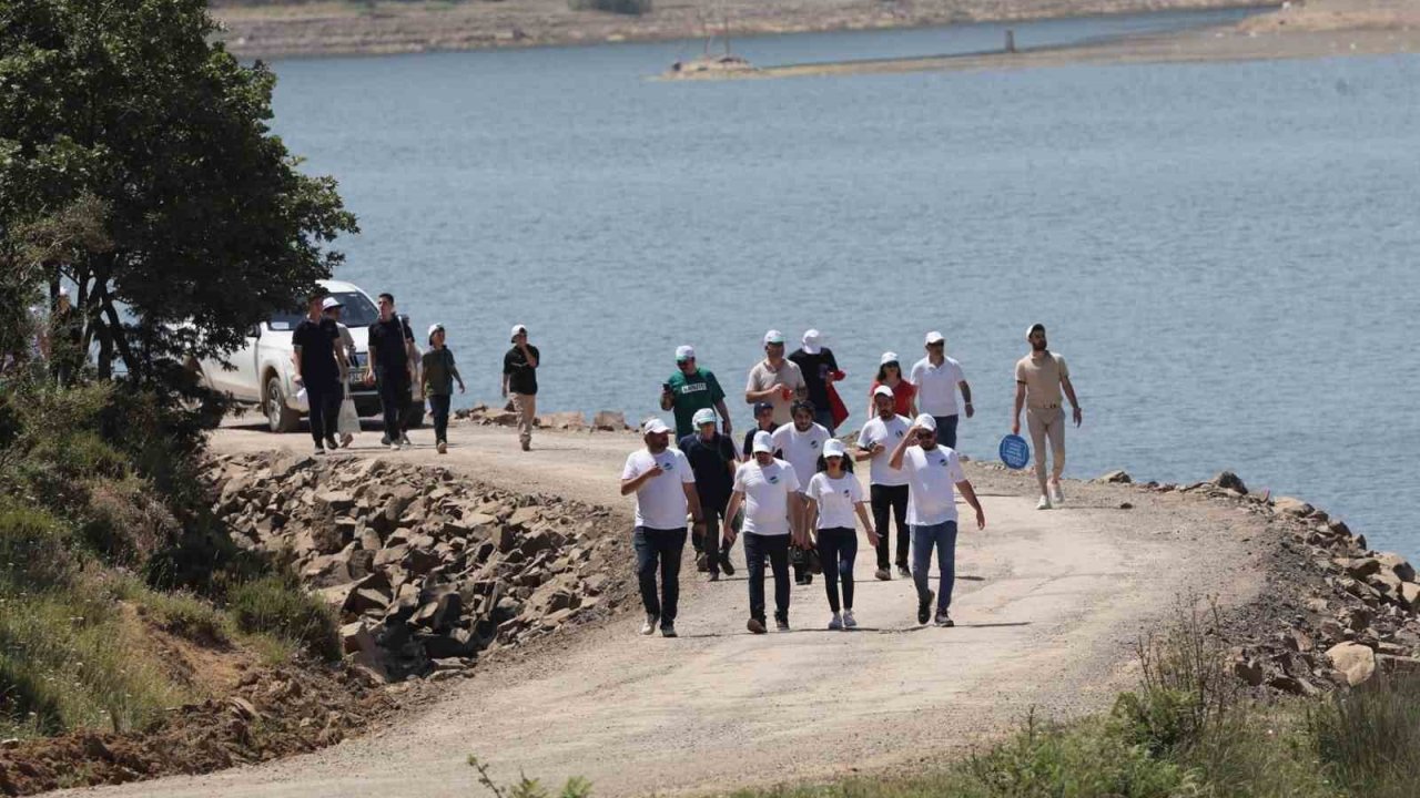 Doğa harikası göletin etrafından 1 ton çöp toplandı