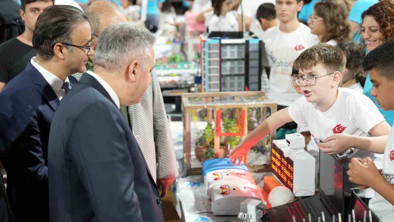 İzmir’de öğrenciler ‘robotik kodlama’ projelerini sergiledi