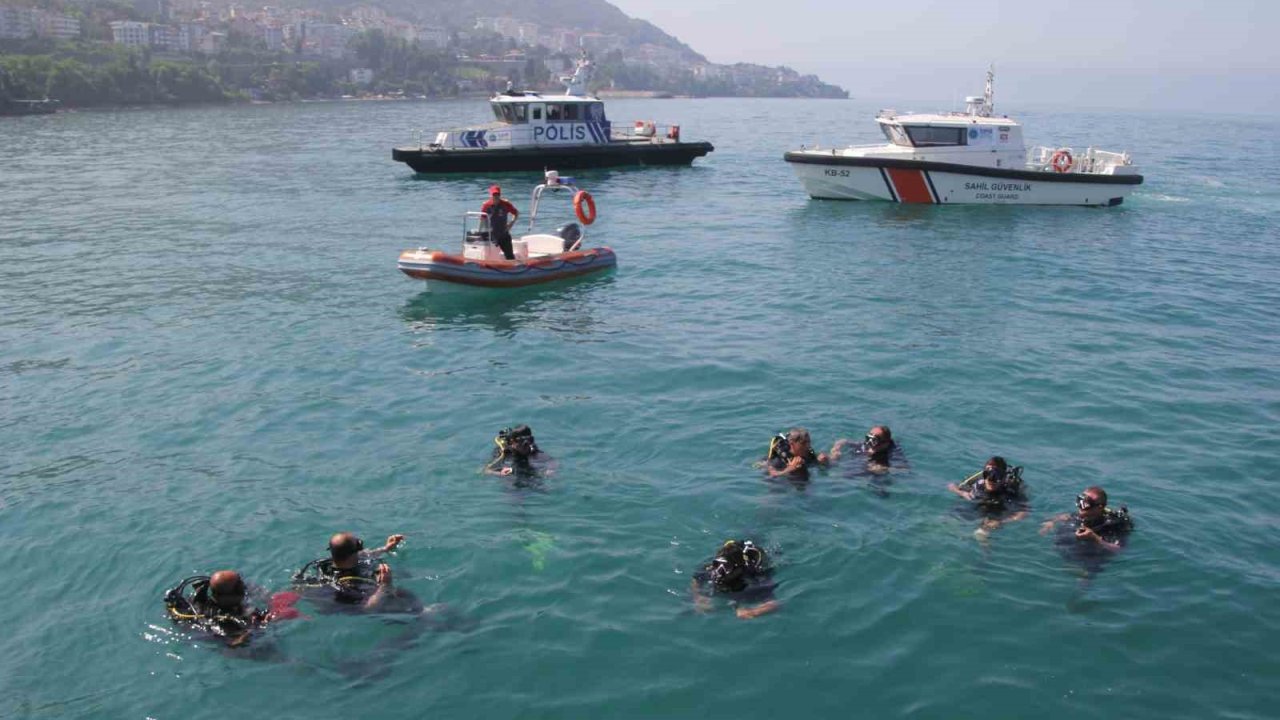 Ordu’da dalgıçlar denizde dip temizliği yaptı